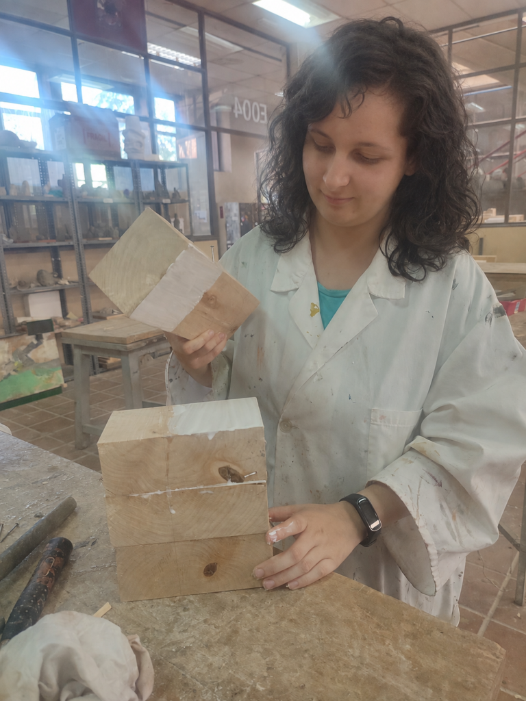 Escultora trabajando en madera